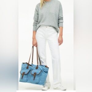 Zara white mid rise jeans with front and back pockets.